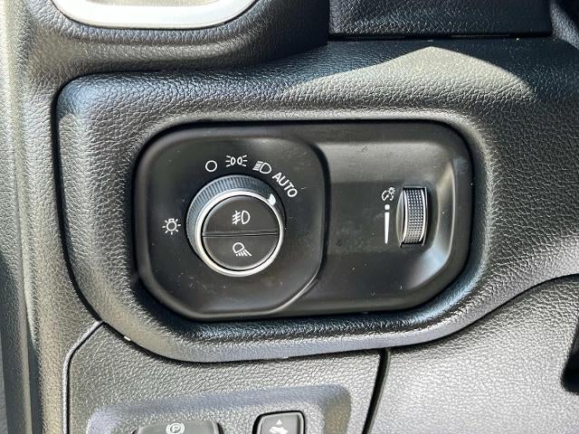2020 RAM 1500 Big Horn Crew Cab 4x4 5'7" Box